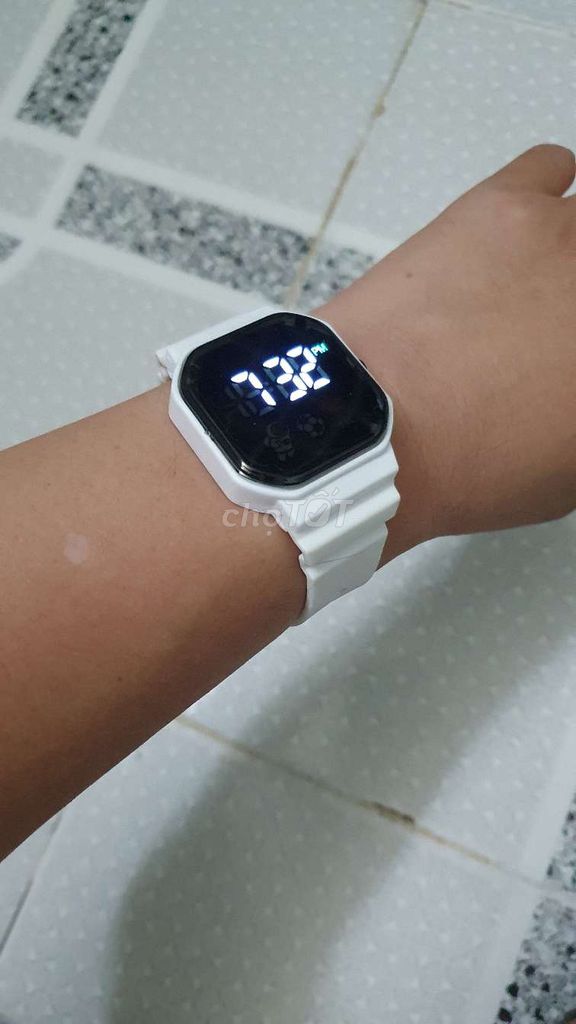 Đồng hồ điện tử trắng unisex. Mua bán Đồng hồ tại Quận 12 Tp Hồ Chí Minh được đăng bởi Nguyễn Huy Hải hình 1