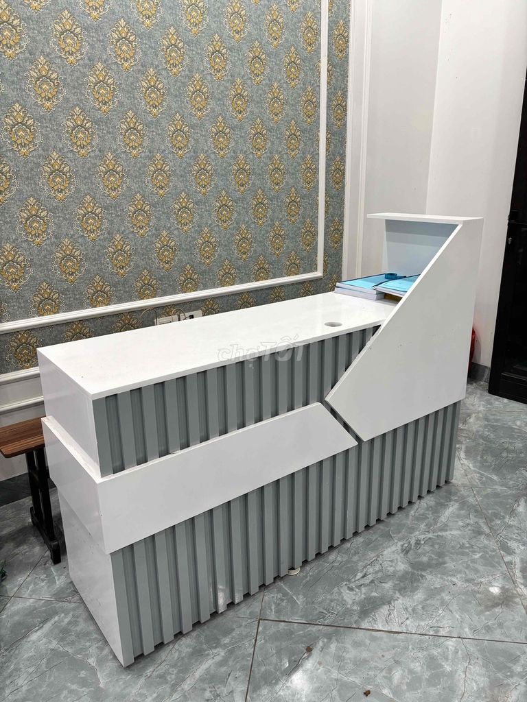 Quầy lễ tân Trắng, xám 150x48x82 Còn đẹp. Mua bán Đồ dùng văn phòng tại Quận Thanh Xuân Hà Nội được đăng bởi Anh Hà hình 1