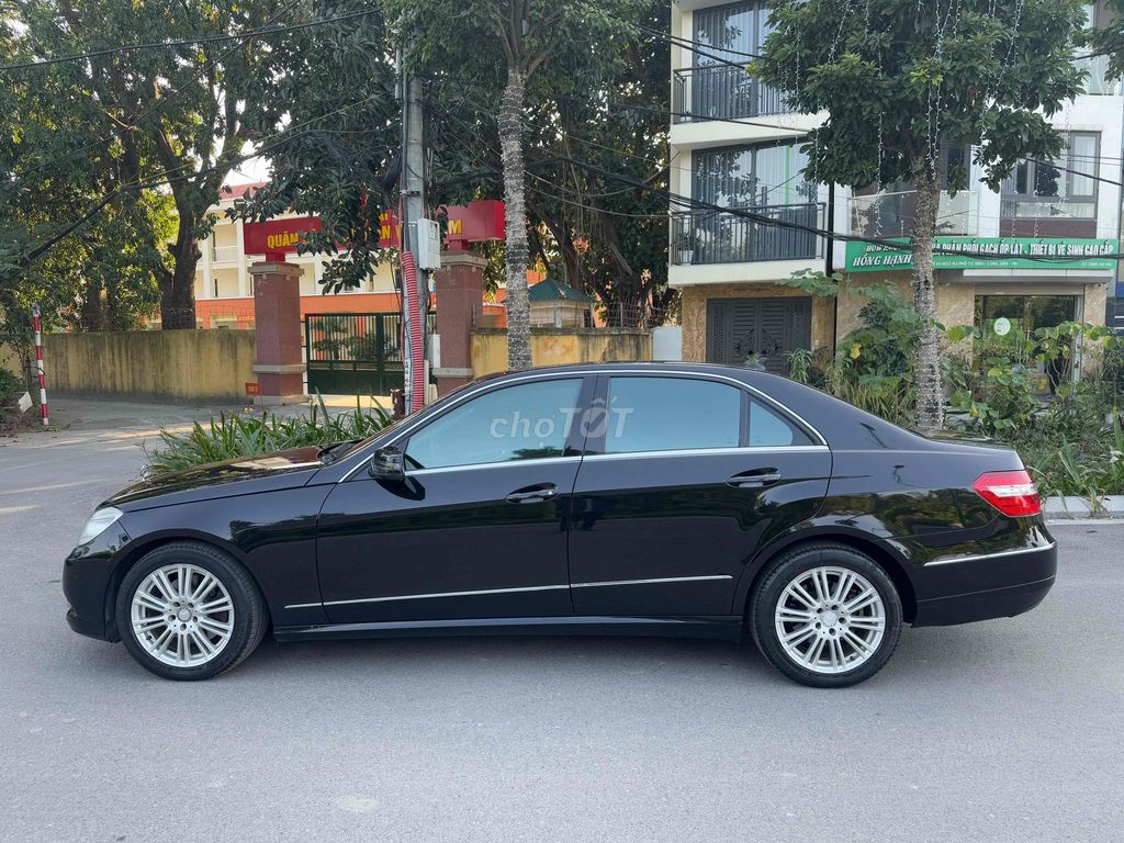 Mercedes Benz E Class 2011 E300 - 130000 km. Mua bán Ô tô tại Quận Long Biên Hà Nội được đăng bởi Hoàng Đạt hình 4