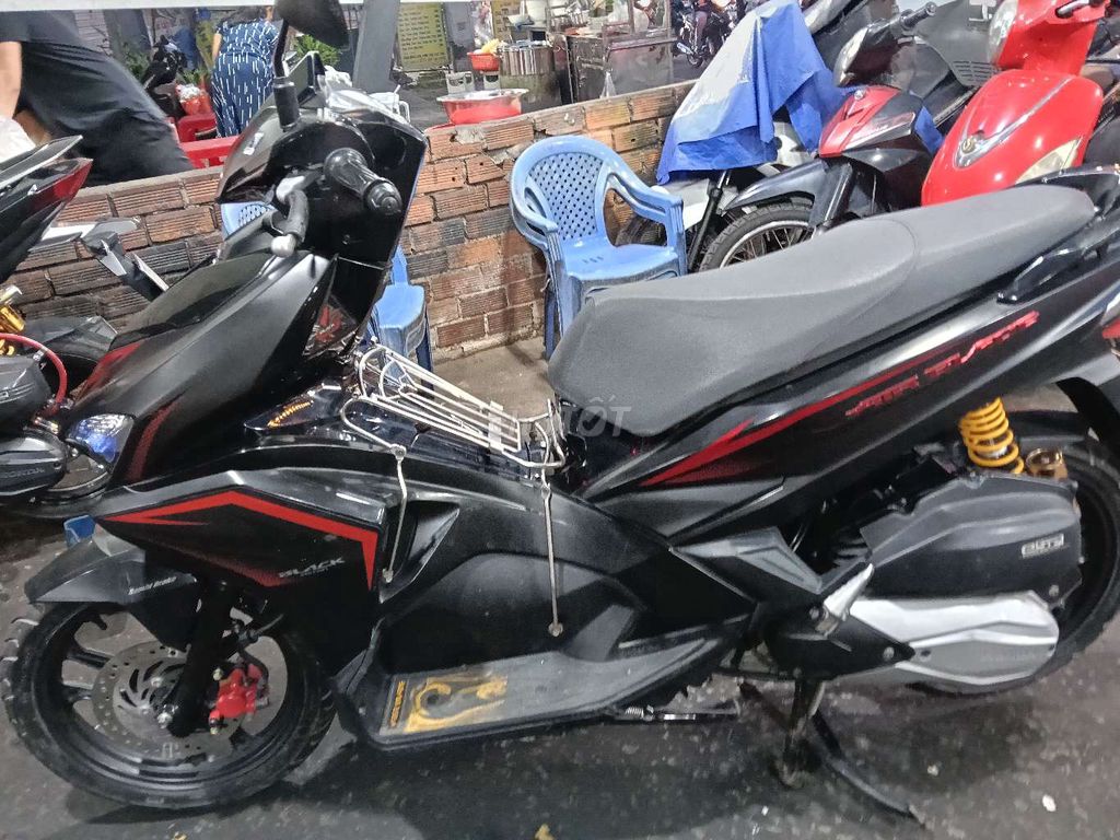 Xe nhãn hiệu Honda là xe tay ga màu đen. Mua bán Xe máy tại Quận Bình Tân Tp Hồ Chí Minh được đăng bởi phuc hình 2