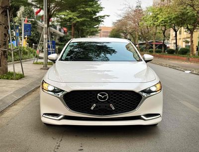 Bán Mazda 3 2022 luxury  màu trắng, 9000km