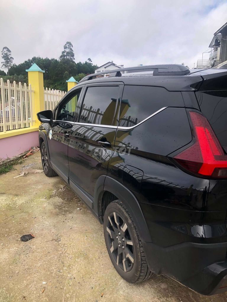Mitsubishi Xpander Cross 7 chỗ Đen Thể thao