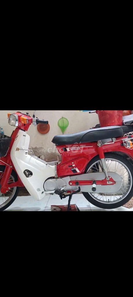 Красная Honda 70 1990 г.