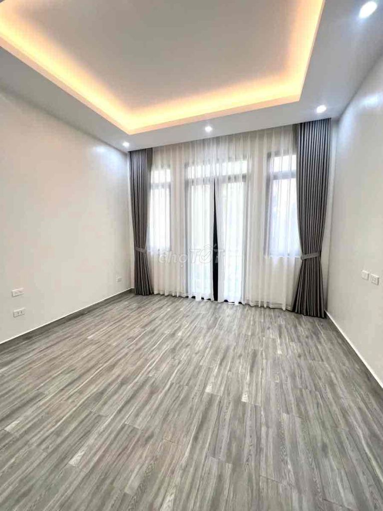 Hoa hậu Thái Hà, 35m2x5T, 10m ra ô tô tránh, gần phố , nhiều tiện ích!