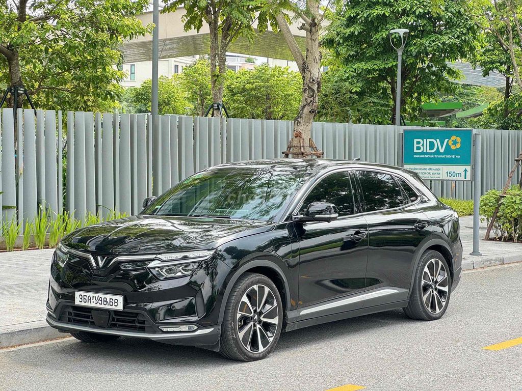 Электромобиль VinFast VF8 SUV черный 75.615 км