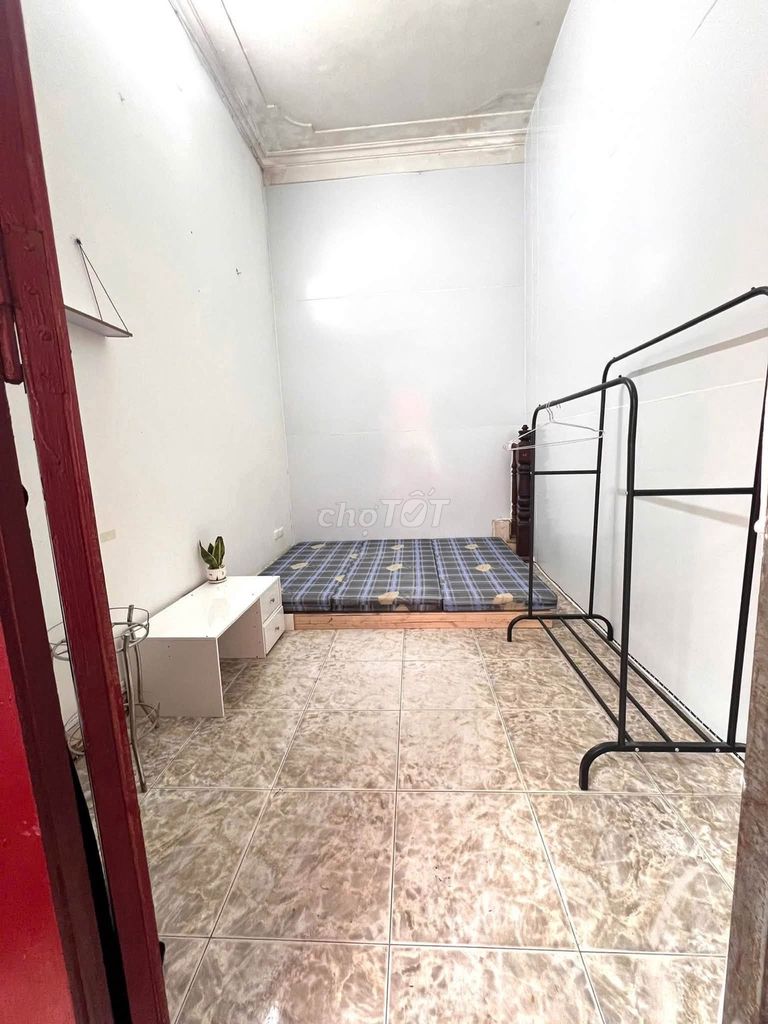 Комната на улице Минь Кхай, Хоангмай