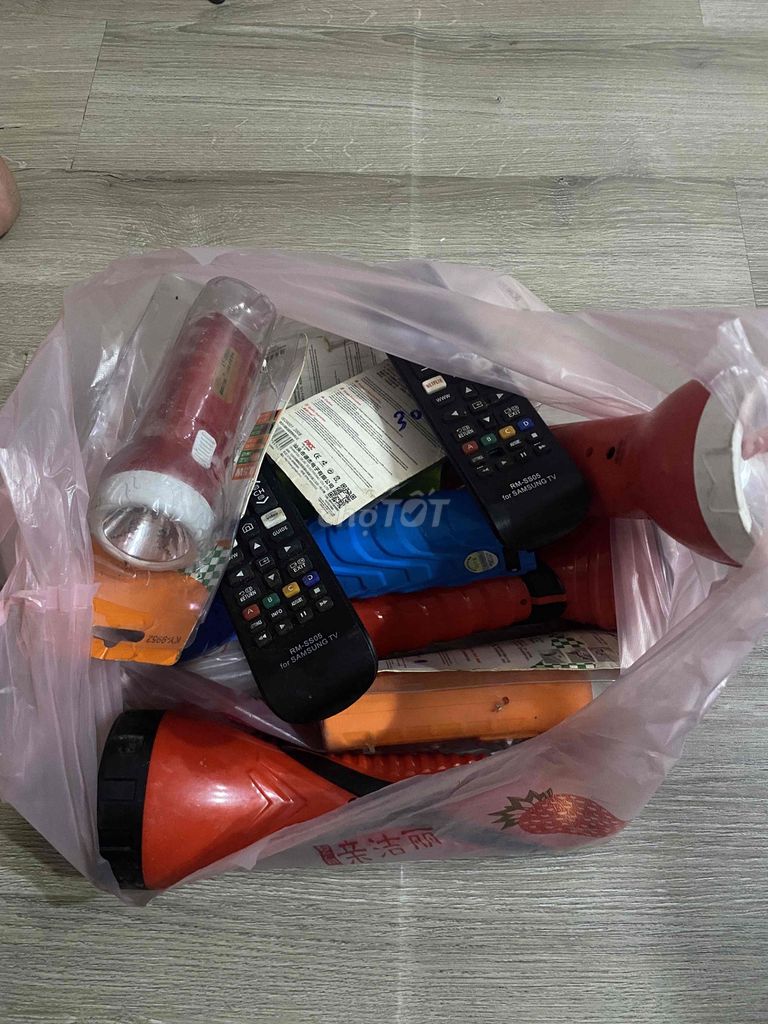 Thanh lý lô đèn pin và remote TV - Không bao sống. Mua bán Nội thất, đồ gia dụng khác tại Huyện Trảng Bom Đồng Nai được đăng bởi Bình Phan hình 1