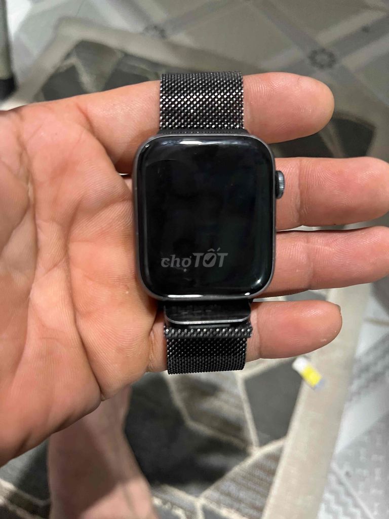 Apple Watch Series 5 LTE cần giao lưu Samsung Watc