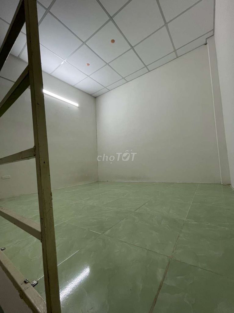 Phòng có gác tại 246 Dương Quảng Hàm, giá 3tr2