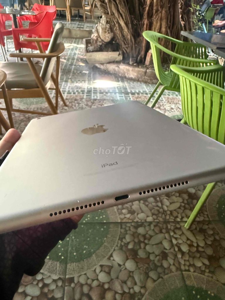 Apple iPad Gen 6 32GB Bạc. Mua bán Máy tính bảng tại Quận 6 Tp Hồ Chí Minh được đăng bởi lôi thanh lộc hình 1