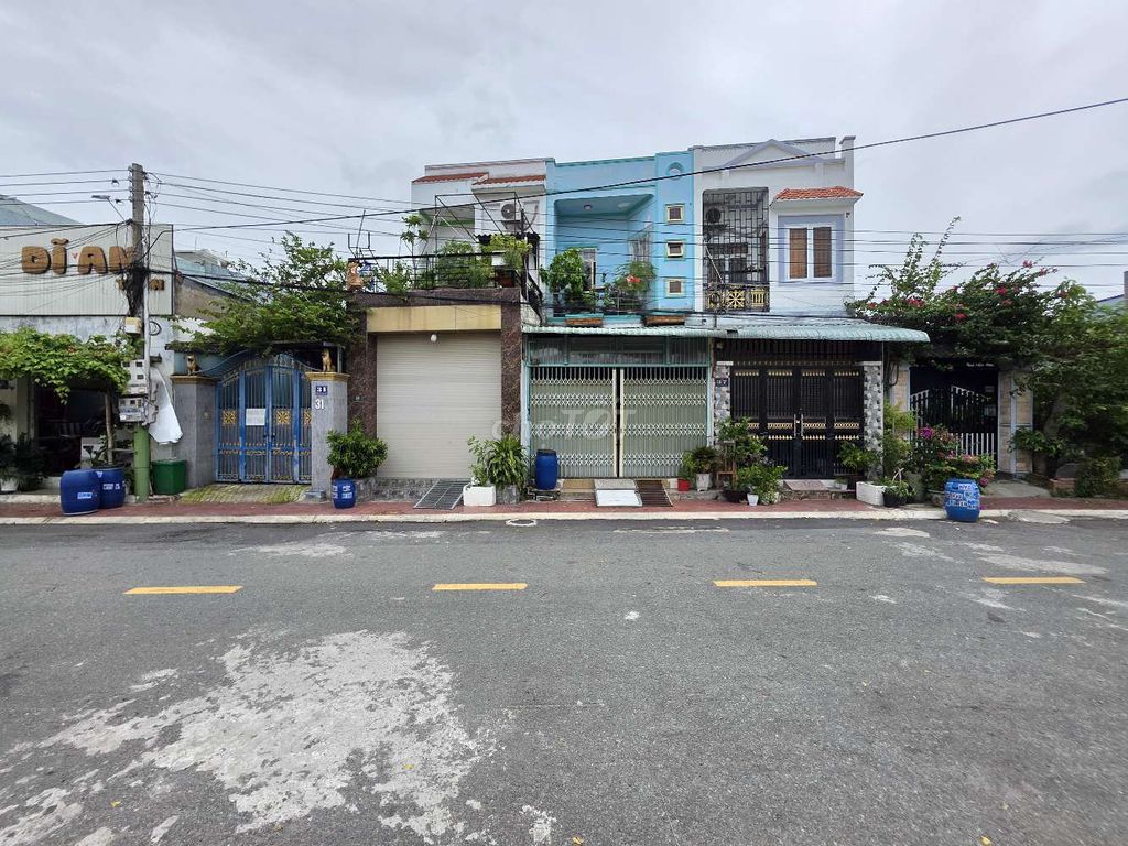 Nhà phố đối diện trường Lê Quý Đôn p. Dĩ An