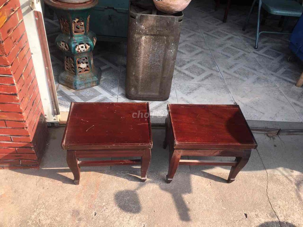 1 cặp ghế sắt xưa và cặp ghế đôn