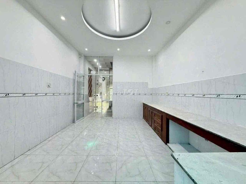Дом в аренду 4x15 м. Здание, 3 этажа, фасад 10 м до Ле Тхи Риенга. КВ. 12