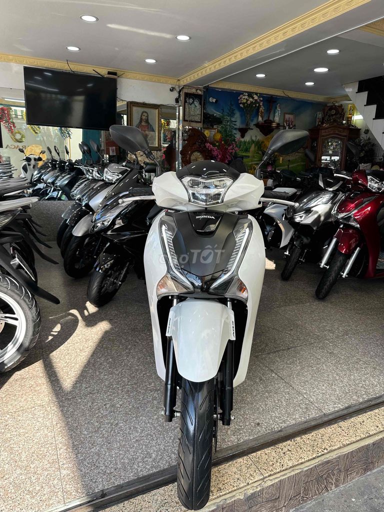 SH 125i 2017 Smartkey Trắng Đen BSTP Chính Chủ. Mua bán Xe máy tại Quận Phú Nhuận Tp Hồ Chí Minh được đăng bởi Ngô Hà hình 2