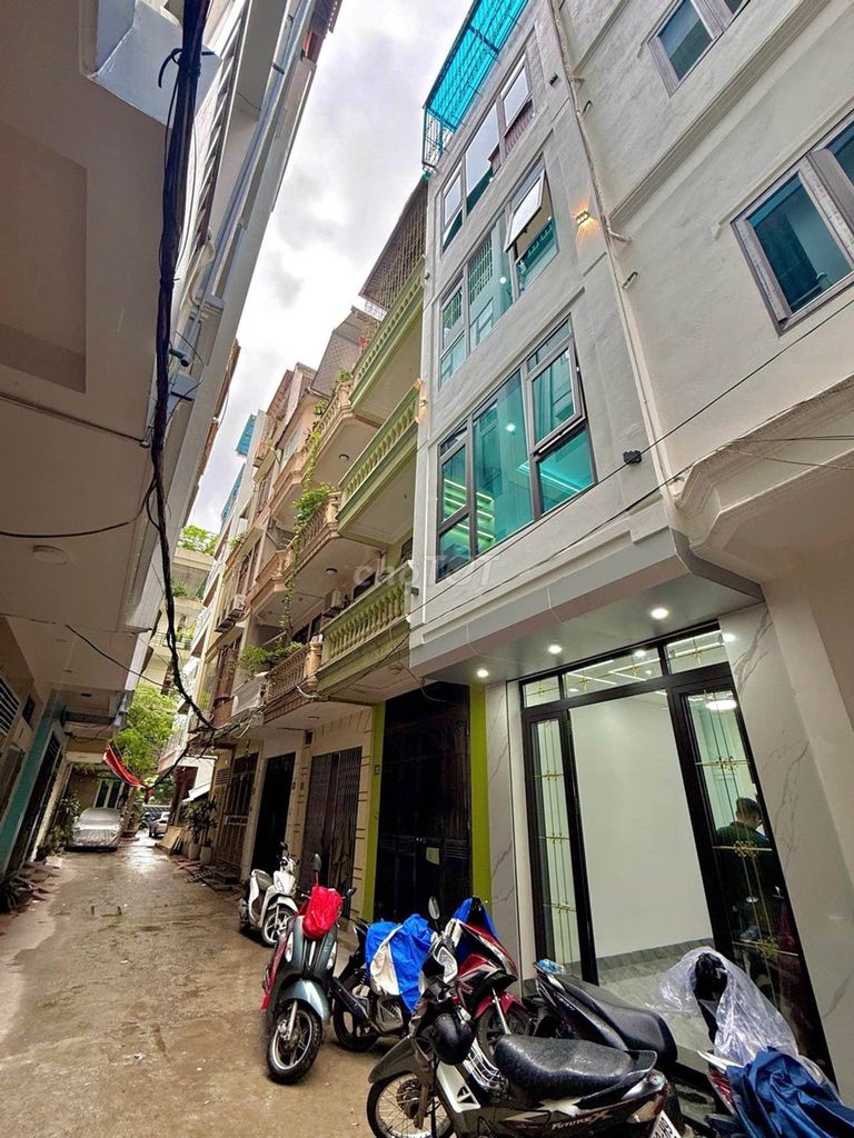 Bán nhà 5 tầng thang máy Chùa Láng, Đống Đa, 41m², 6 ngủ, 13.8 tỷ