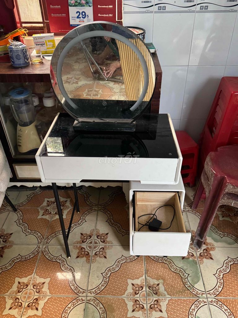 Bàn trang điểm Gỗ Trắng Mới. Mua bán Bàn ghế tại Thành phố Rạch Giá Kiên Giang được đăng bởi Djndjn hình 1
