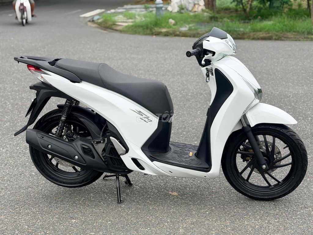 SH 125 2014 года, бело-черный, в отличном состоянии, номер 43