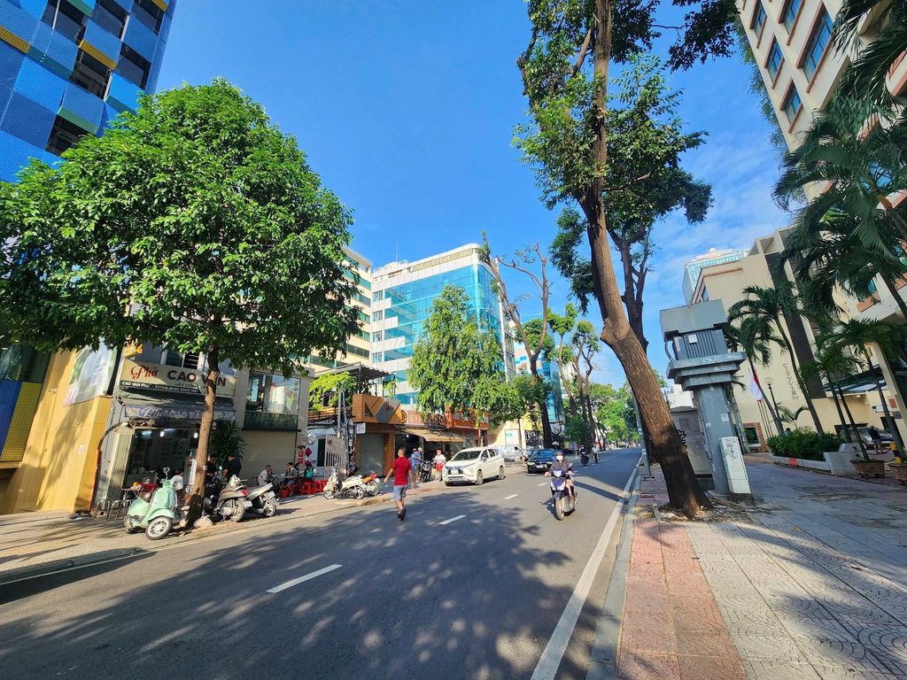 Продается фасадный дом в районе Нгуен Трай, район Бен Тхань, HCMC