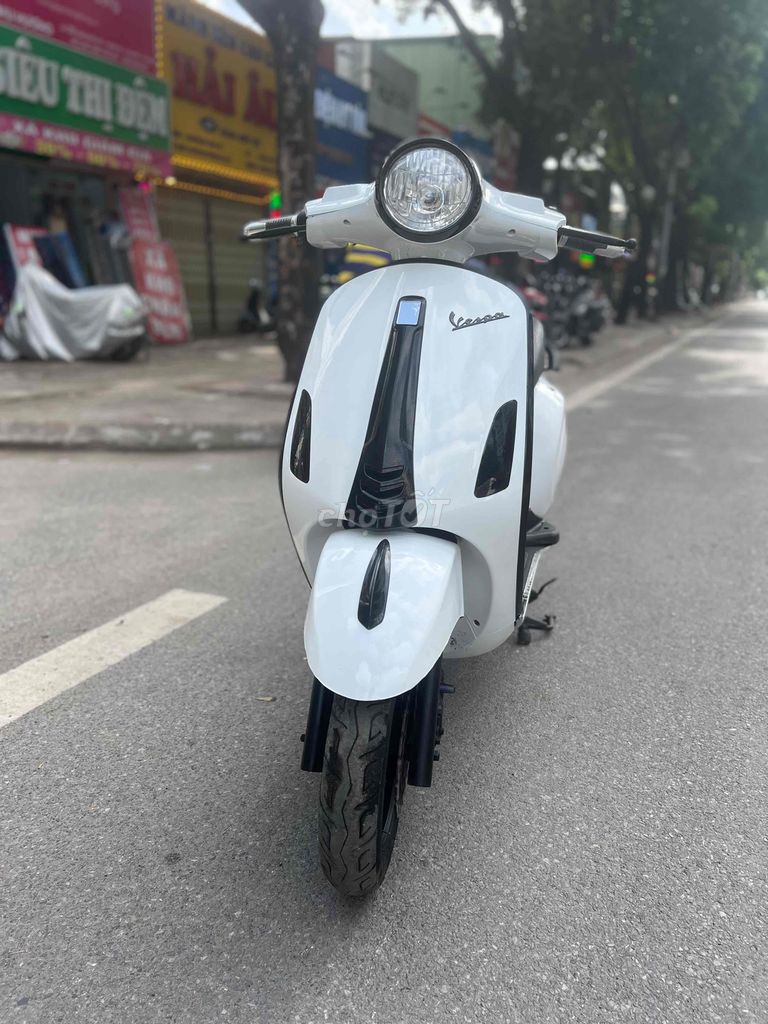 Xe điện Vespa trắng