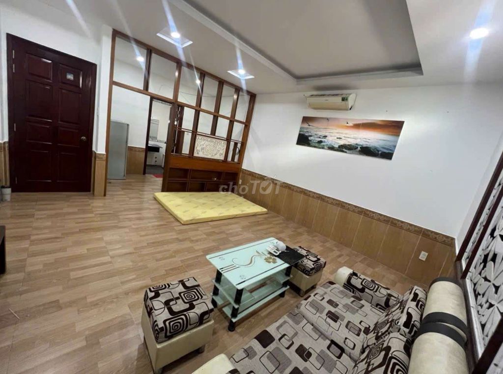 Phòng rộng đẹp y hình - 129440816