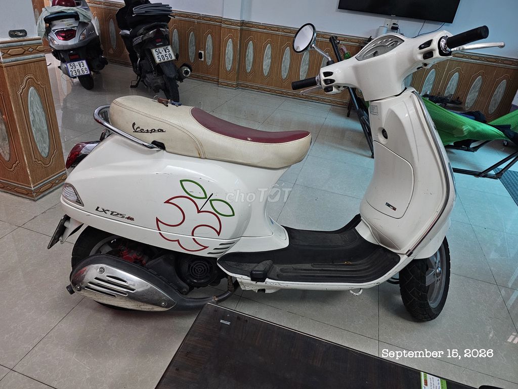 Vespa LX 125ie, белая, отличительная версия с яблоками