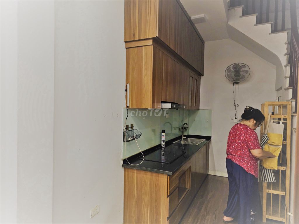 Дом в переулке Чыонгдинь, 4 спальни, с мебелью, близко к машине