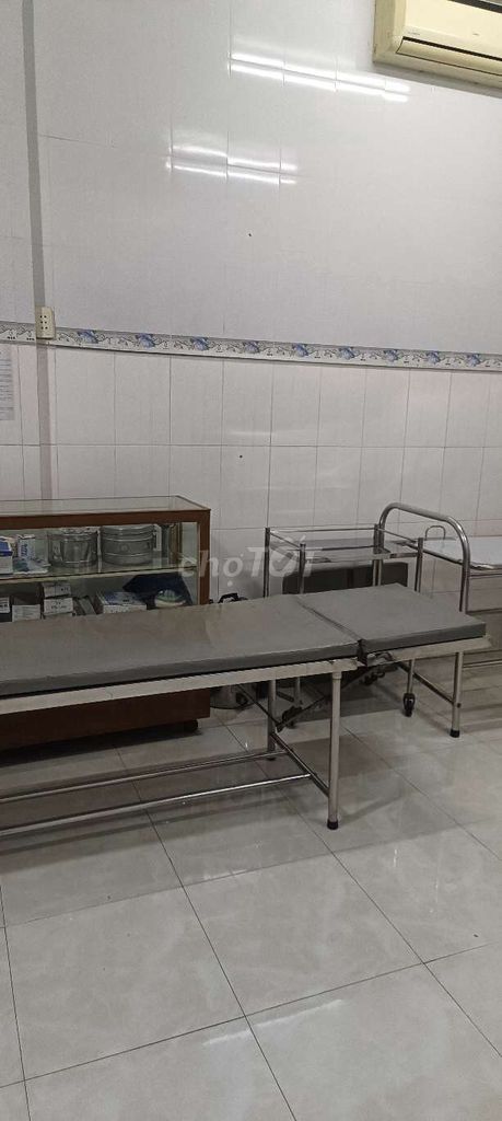 Bàn y tế Kim loại Bạc Phòng khám. Mua bán Bàn ghế tại Thành phố Bến Tre Bến Tre được đăng bởi Dr Hồng 71A08228 hình 1