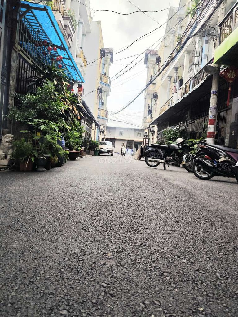 Nhà đẹp 3 tầng,hẻm nhựa 5,5m,gần chợ Hiệp Thành,DT: 5 x 10 (CN: 50m2)