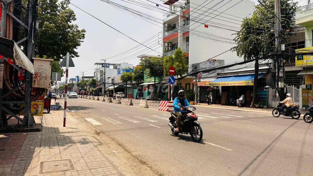 Продажа дома 4 класса Bae Van Dan Phuoc Long Street в Нячанге, частная собственность рядом с рынком
