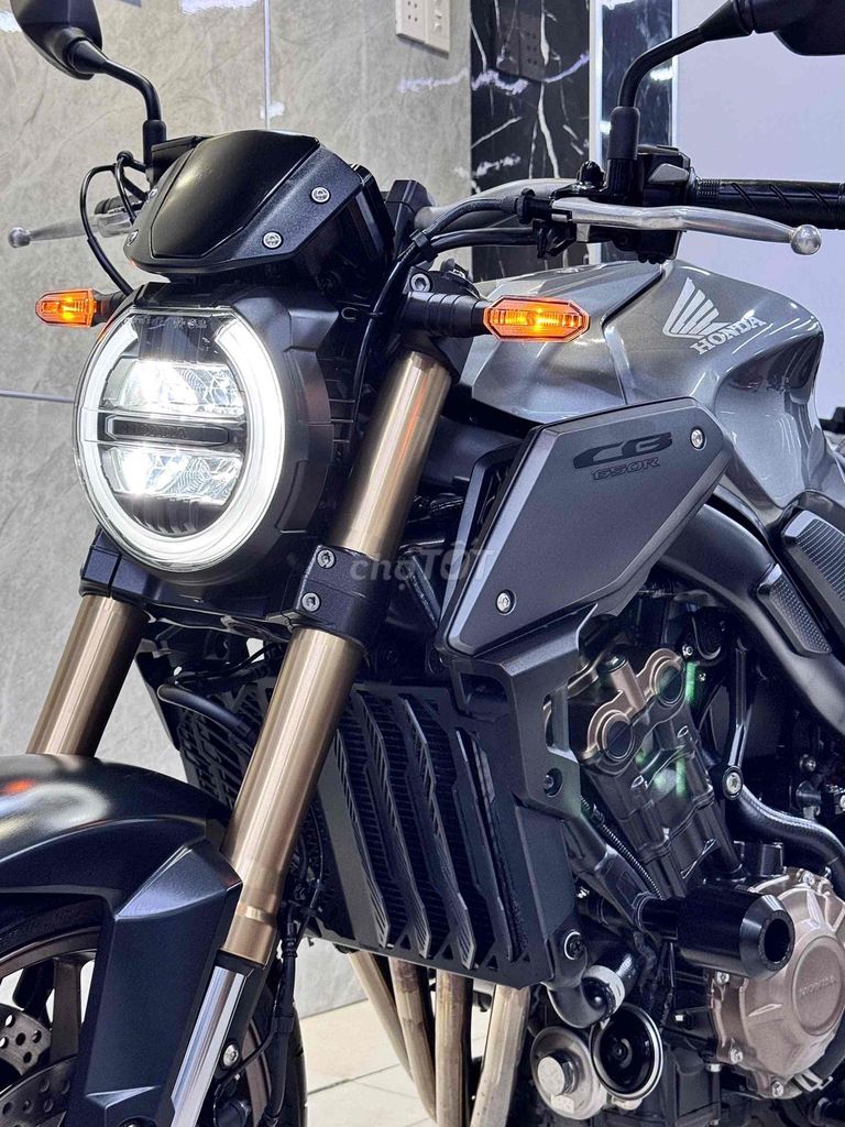 Honda CB650R 2023 серая 2 800 км