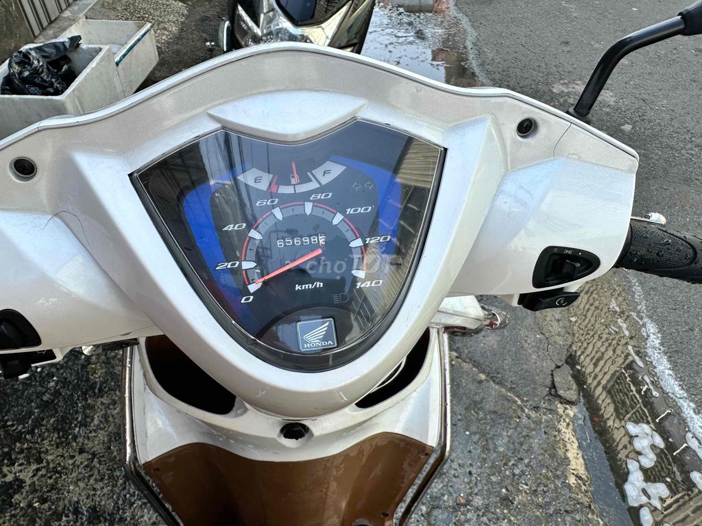 Vision 2014 limited, màu trắng, nguyên zin,2 chìa. Mua bán Xe máy tại Quận Bình Tân Tp Hồ Chí Minh được đăng bởi Đông hình 5