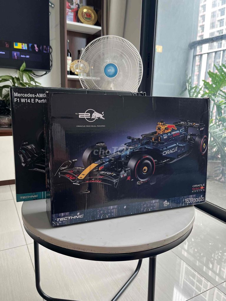 Thanh lý 2 mô hình F1 1:8 - Redbull & Mercedes