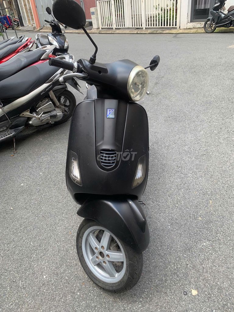 Черный скутер Vespa 125cc в хорошем состоянии, недорого