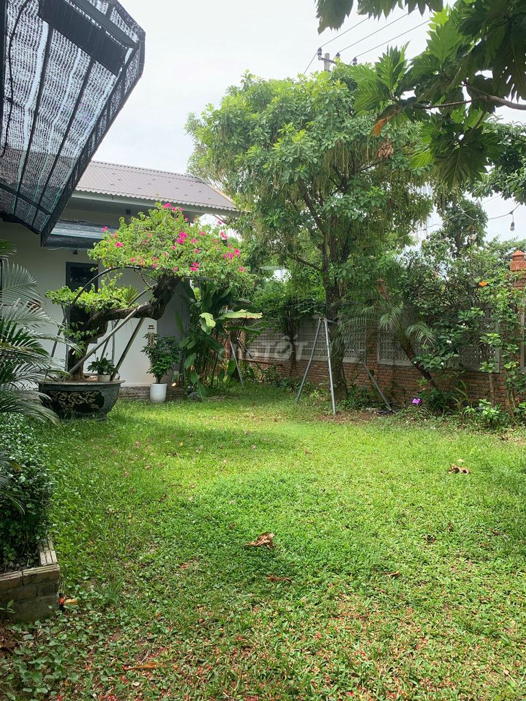 Biệt thự sân vườn lô góc 2 mặt tiền - view sông thoáng mát