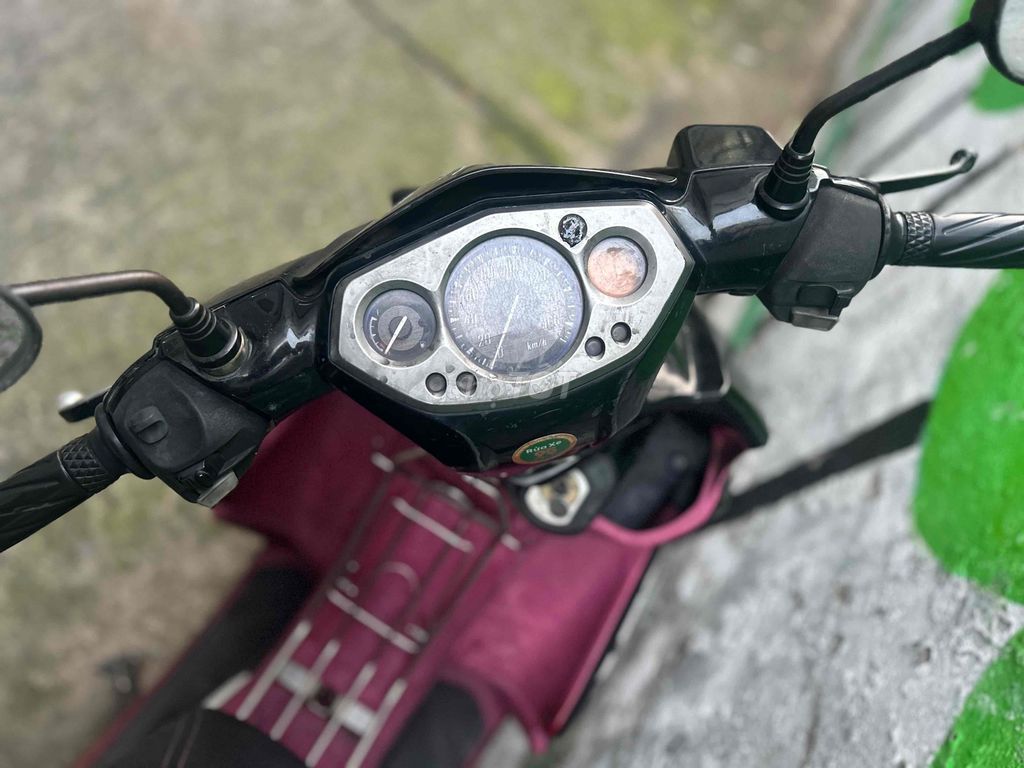 Черный, розовый скутер Yamaha Nouvo RC
