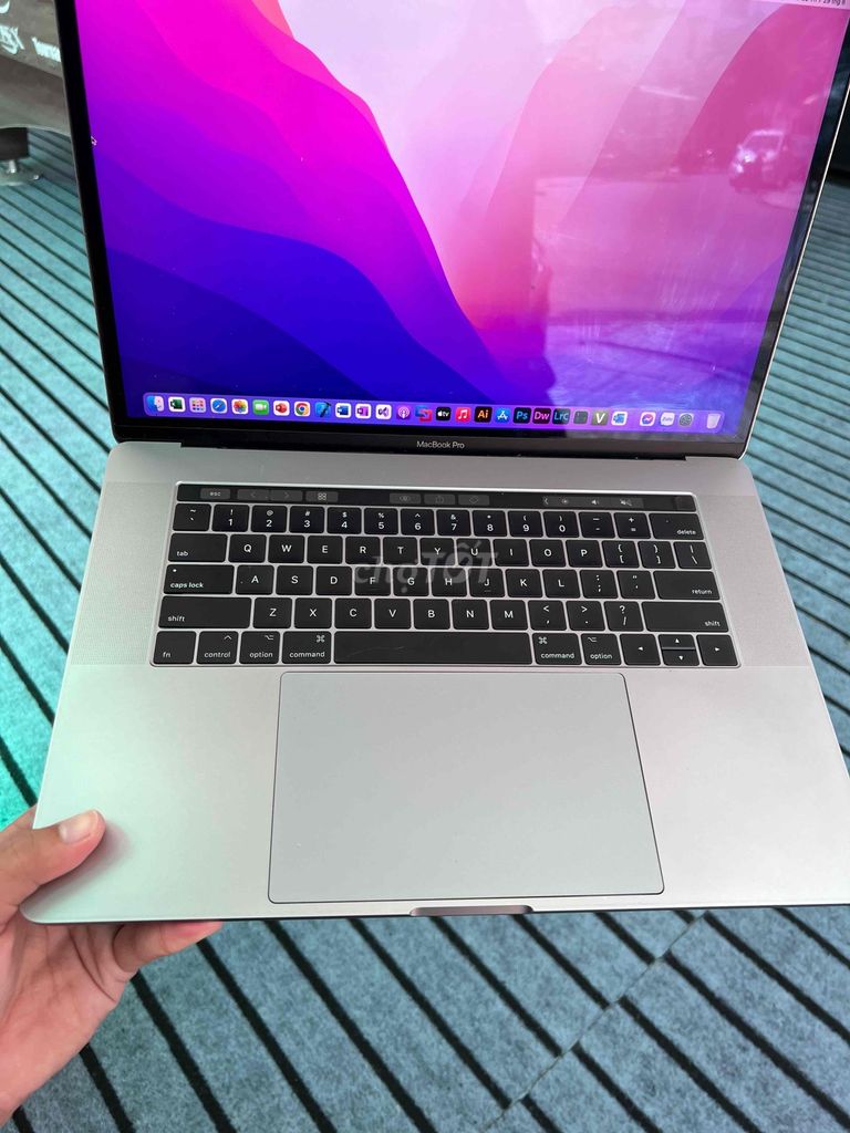 Macbook Pro 2017 i7/ram16gb/ssd512g card 4gb