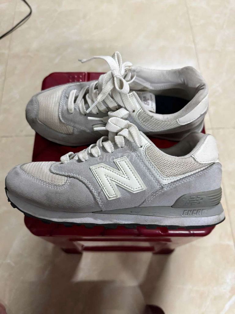 Giày thể thao New Balance 574 Xám Unisex. Mua bán Giày dép tại Quận Liên Chiểu Đà Nẵng được đăng bởi Vo Dang Nam hình 1
