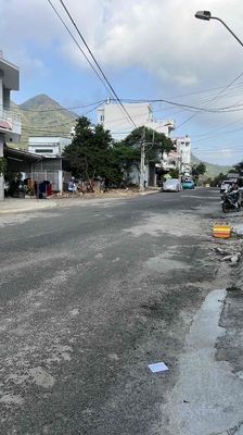 Bán cặp lô có nhà hai tầng và nhà cấp bốn để xây khách sạn hoặc đầu tu. Mua bán nhà ở tại Thành phố Nha Trang Khánh Hòa được đăng bởi Mua Bán Nhà Đất Phường Vĩnh Hoà Nha Trang