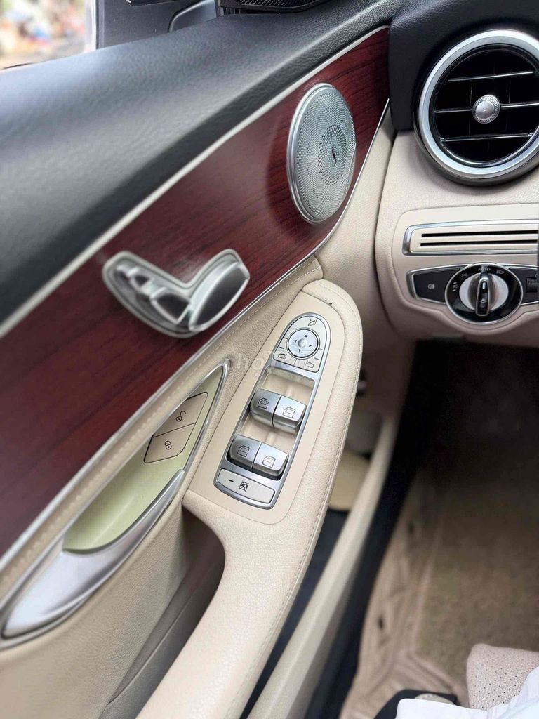 Mercedes-Benz C-Class Trắng Kem - Bản Full. Mua bán Ô tô tại Thành phố Buôn Ma Thuột Đắk Lắk được đăng bởi Hoàng Quang hình 9