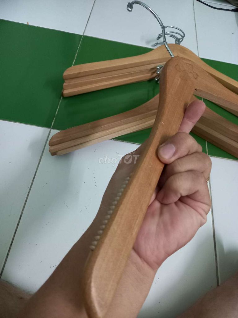 Mua dư pass rẻ móc áo gỗ tốt hàng hiệu UA mới đẹp