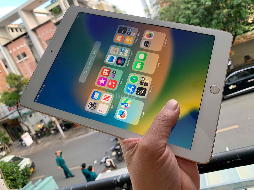 iPad Gen 5 Vàng Gold 9.7 in, ios 16.7, 4G Wifi. Mua bán Máy tính bảng tại Quận Tân Bình Tp Hồ Chí Minh được đăng bởi Nguyễn Gia Huy hình 1