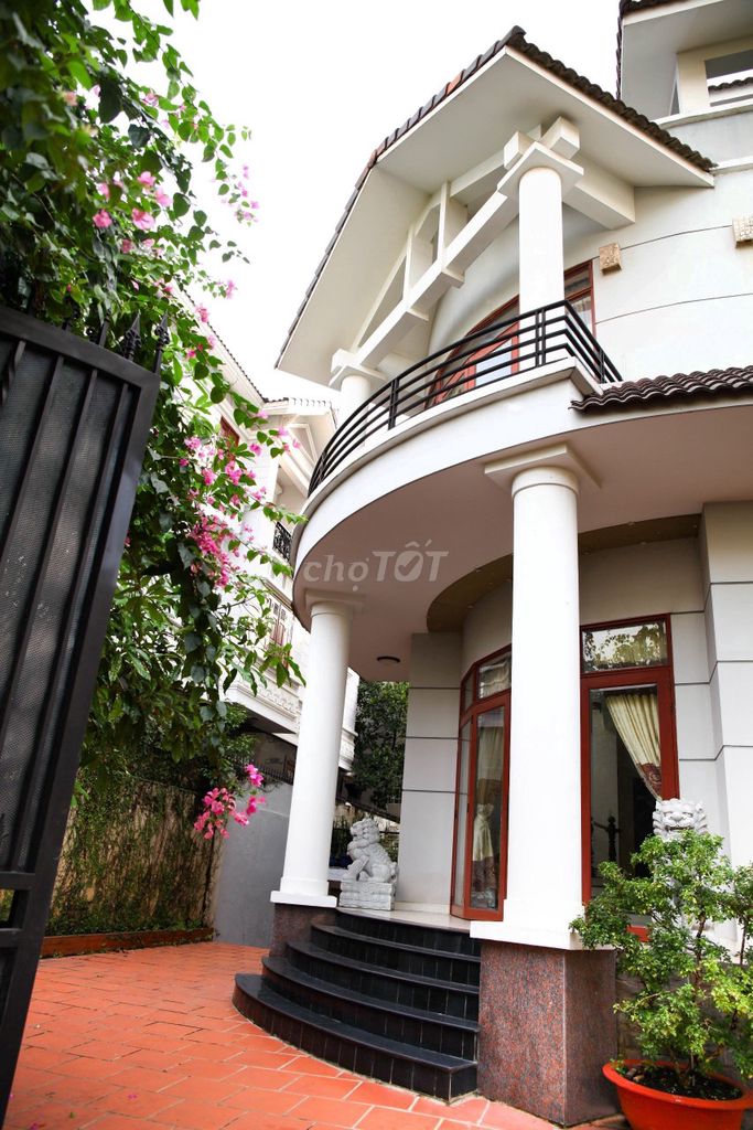 Cho thuê biệt thự có gara xe hơi tại Phan Xích Long, Phú Nhuận.