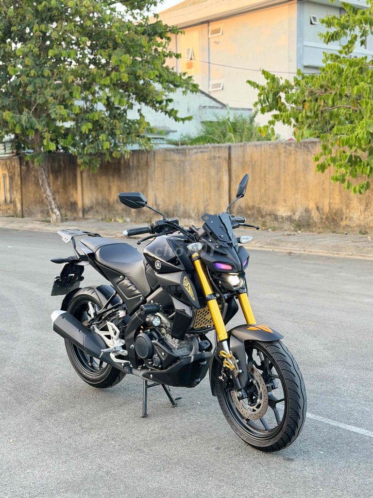 Черная ручная тележка Yamaha MT-15