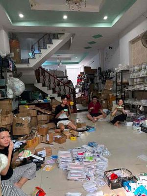 Tuyển nhân viên nhặt hàng, đóng gói