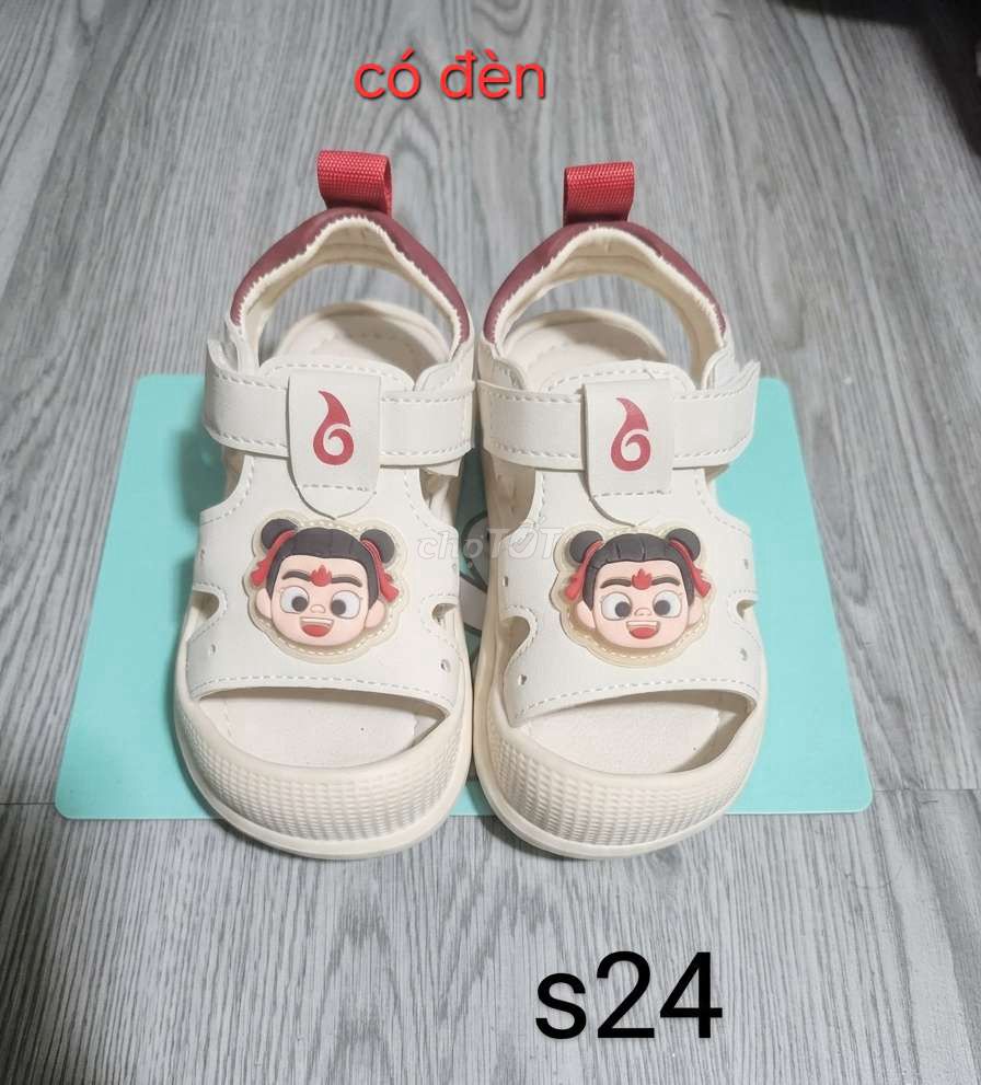 Giày sandal bé Trắng size 24 có đèn. Mua bán Mẹ và bé tại Quận Tân Bình Tp Hồ Chí Minh được đăng bởi Thảo hình 1