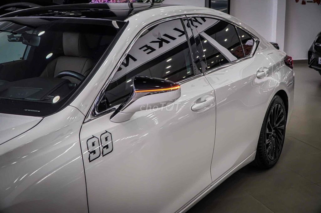 Лексус ES250 2019 Белый/Коричневый 76,700 км