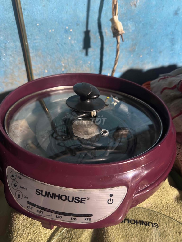 Nồi lẩu điện SUNHOUSE Đỏ mận Kim loại. Mua bán Bếp, lò, đồ điện nhà bếp tại Huyện Hóc Môn Tp Hồ Chí Minh được đăng bởi Thong Truong hình 1