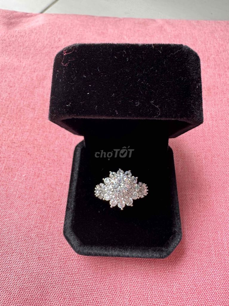 Nhẫn Nữ Vàng Au750 Đá. Mua bán Phụ kiện thời trang khác tại Thành phố Thủ Dầu Một Bình Dương được đăng bởi Ms Nguyễn An hình 1