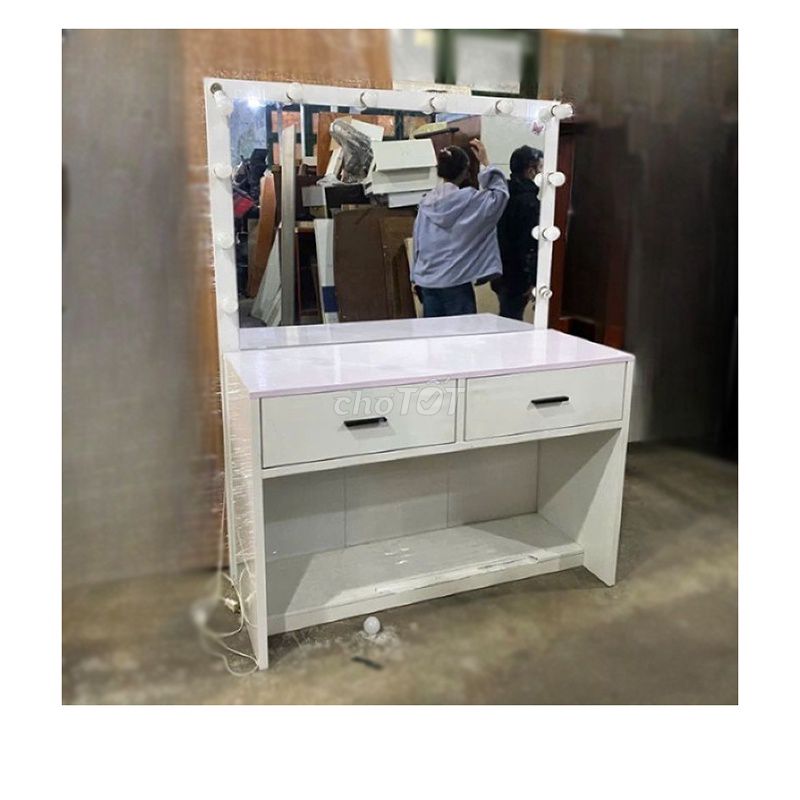Bàn Trang Điểm Trắng Có Gương Lớn Đẹp ()%. Mua bán Bàn ghế tại Huyện Cần Giờ Tp Hồ Chí Minh được đăng bởi Hải Văn Hàng Thanh Lý  hình 1