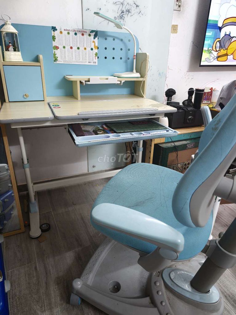 Bàn học sinh Tăng giảm độ cao vân gỗ. Mua bán Bàn ghế tại Quận Gò Vấp Tp Hồ Chí Minh được đăng bởi Bui Ngoc Duy hình 1